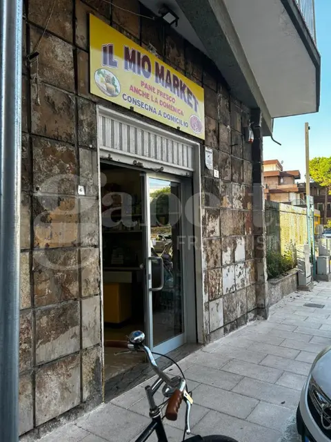 Negozio in Via Sorcinelli 2, Taranto (TA)