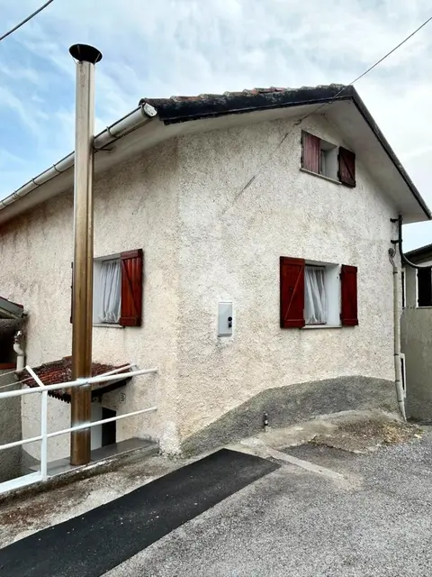 Casa indipendente in vendita a Isola Del Cantone