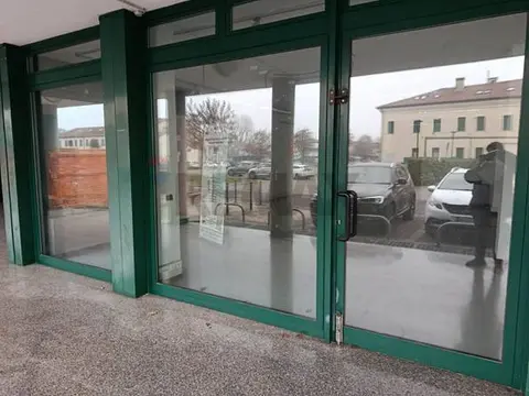 Negozio in Affitto a Mestrino