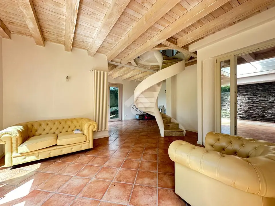 Casa indipendente in vendita a Desenzano Del Garda - Grezze