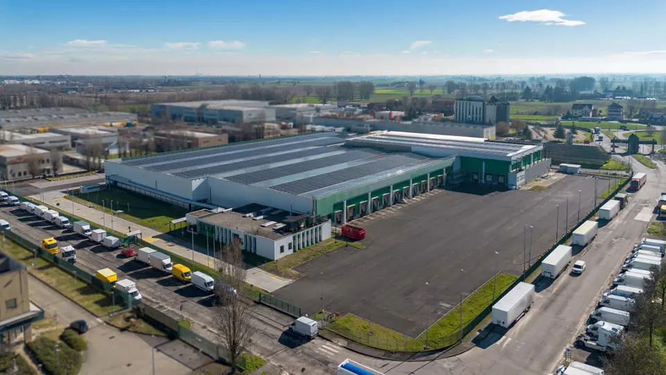 Capannone in via Aldo Moro 4, Carpiano (MI) 15100 m², 10 locali, 10 bagni