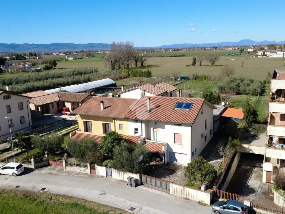 Porzione di bifamiliare in vendita a Foligno