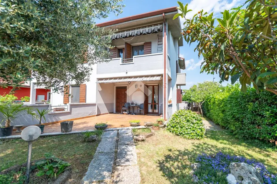 Porzione di bifamiliare in vendita a Villafranca Di Verona