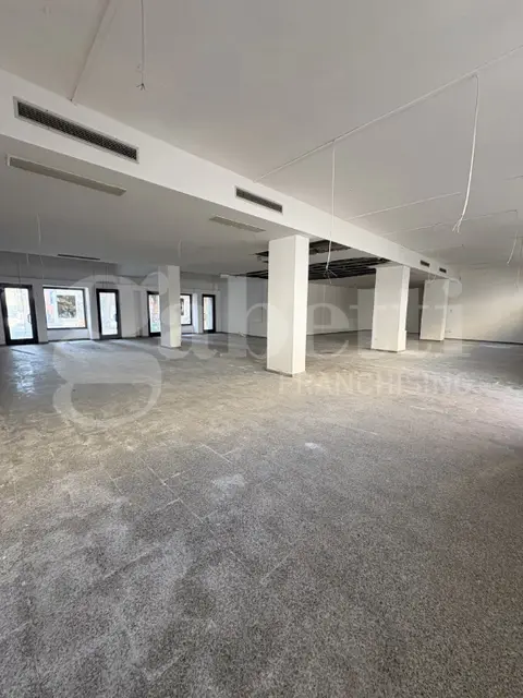Negozio in Via Dante  108, Cagliari (CA) 270 m², 1 locale, 1 bagno