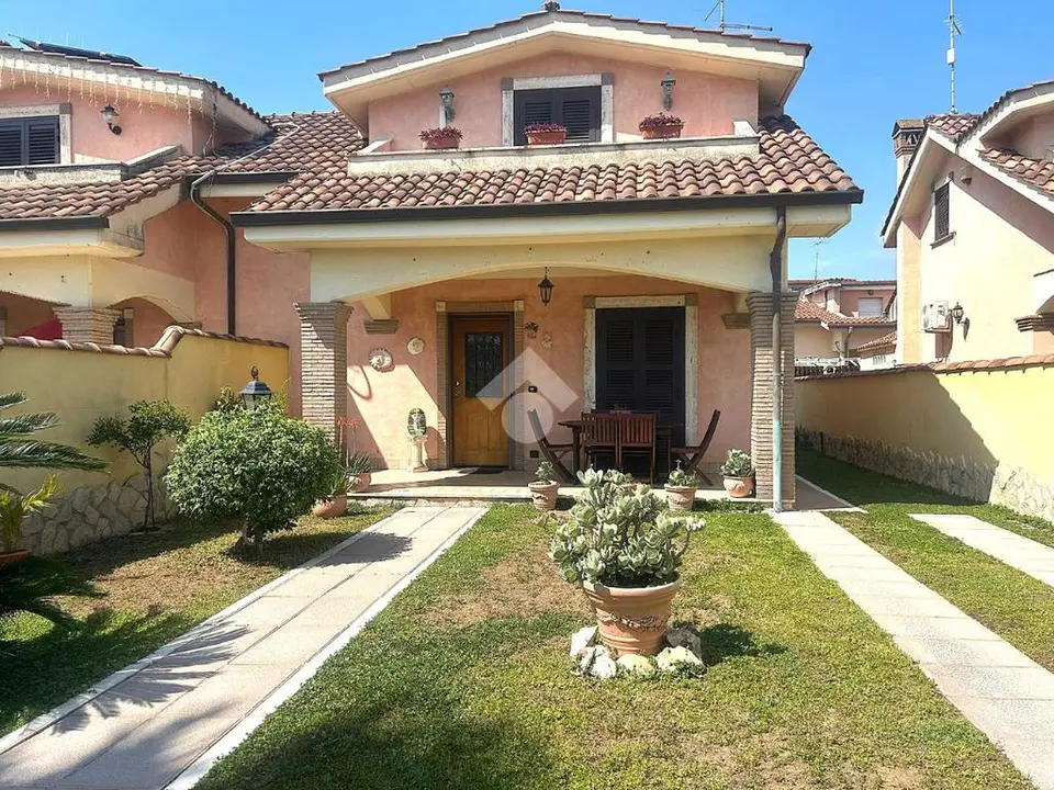 Porzione di bifamiliare in vendita a Ardea