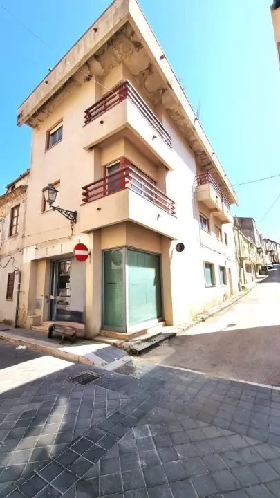 Appartamento in Via Cesare Battisti  2, Castrofilippo (AG)
