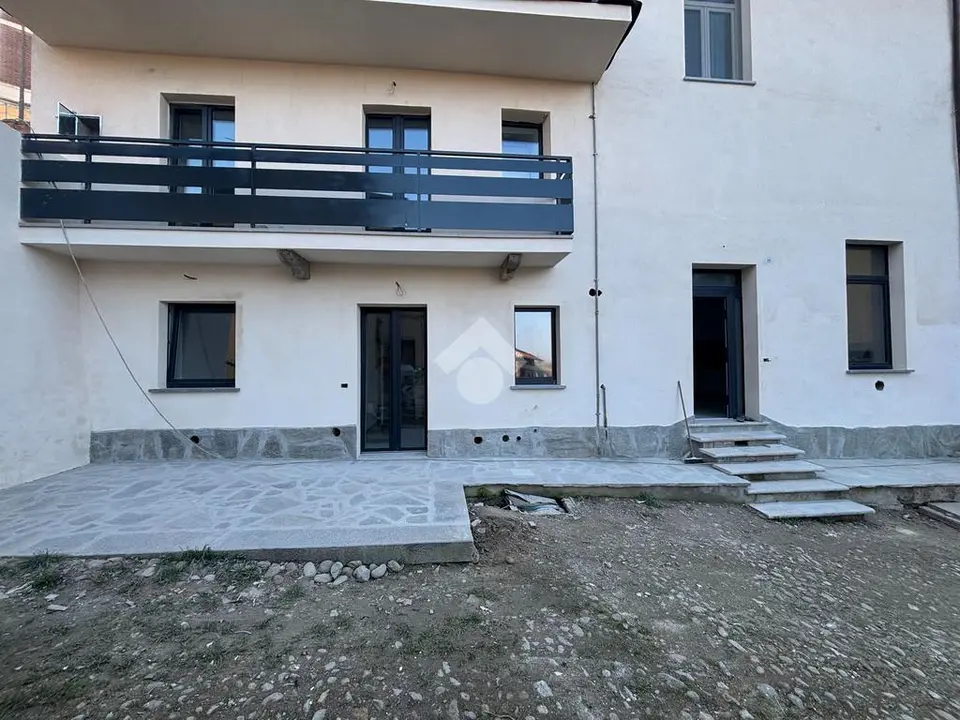 5 locali in vendita a Front