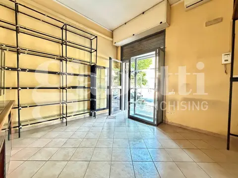 Negozio in Via Napoli  279, Mugnano di Napoli (NA)