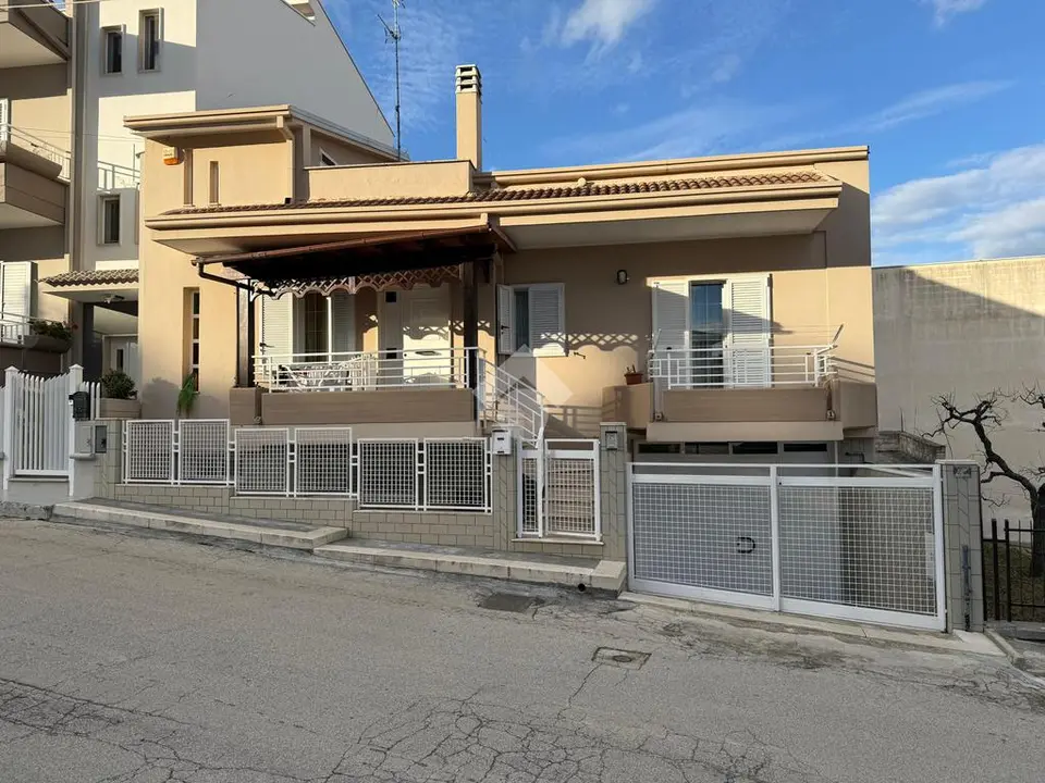 Casa indipendente in vendita a Cassano Delle Murge