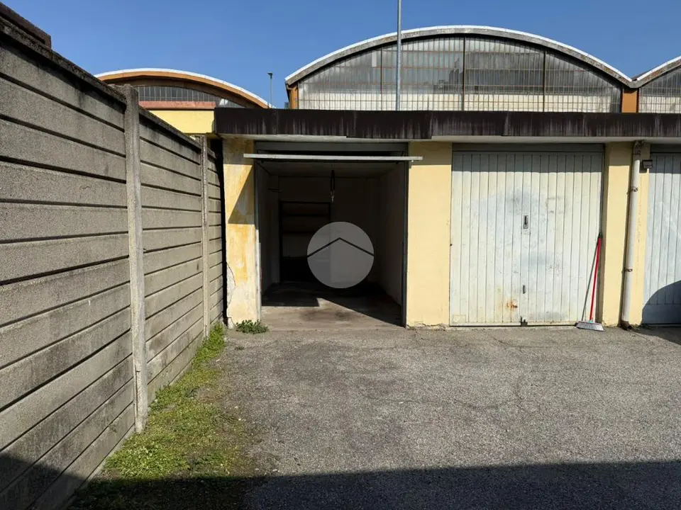 Box / posti auto in vendita a Nichelino