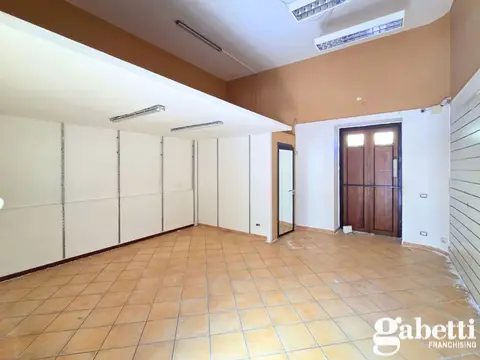 Negozio in VIA ROMA 00, Pomigliano d'Arco (NA)