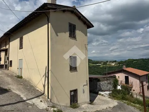 Casa semindipendente in vendita a Sellano