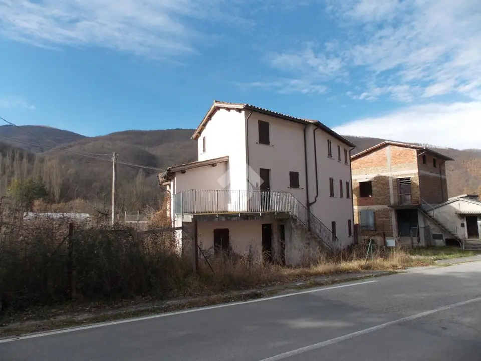 Casa indipendente in vendita a Foligno